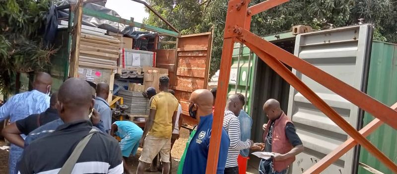 Ausladen Container 2.jpg